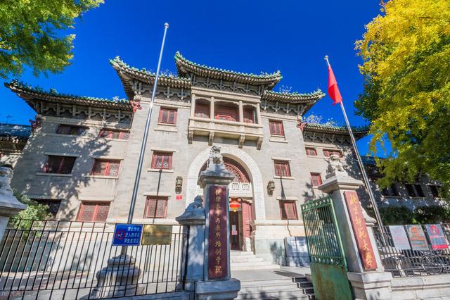 女孩子考大学报考什么专业比较好?