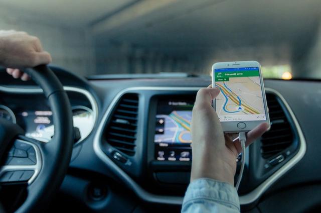 2021年美女乘车做不雅动作，被司机狂甩巴掌：打一巴掌给你500块