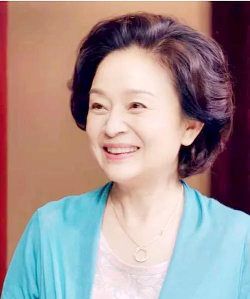 演员刘莉莉：二婚嫁富商，巅峰时回归家庭，如今女儿让她很闹心