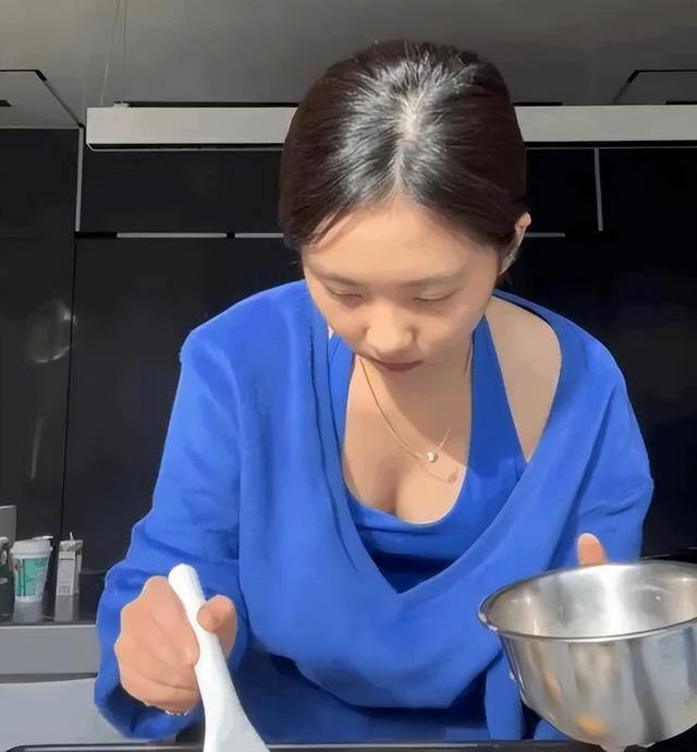 钟丽缇女儿放飞自我，公开换装露性感内衣，网友嘲讽：得老妈遗传