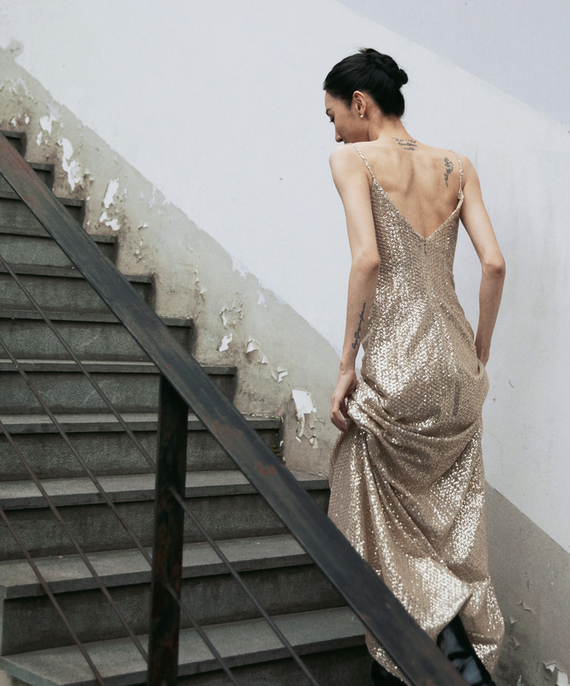 这一天，海清秀美腿，娜扎酥胸半露，却被另一位新疆美女抢了风头