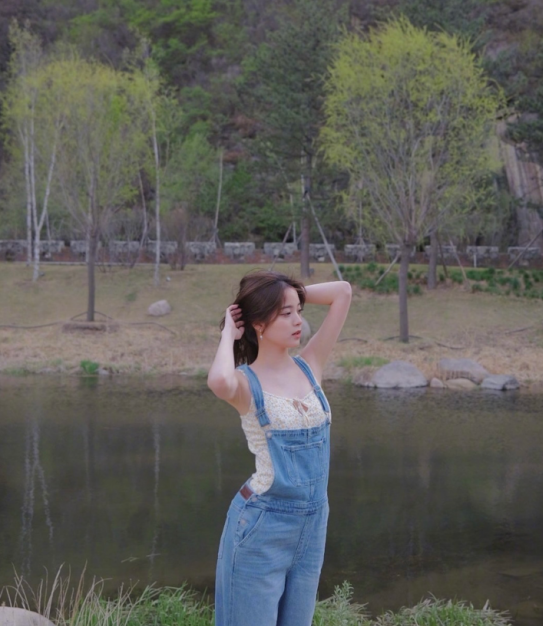 风格大变！欧阳娜娜穿碎花吊带搭配背带裤，却被质疑“没穿内衣”