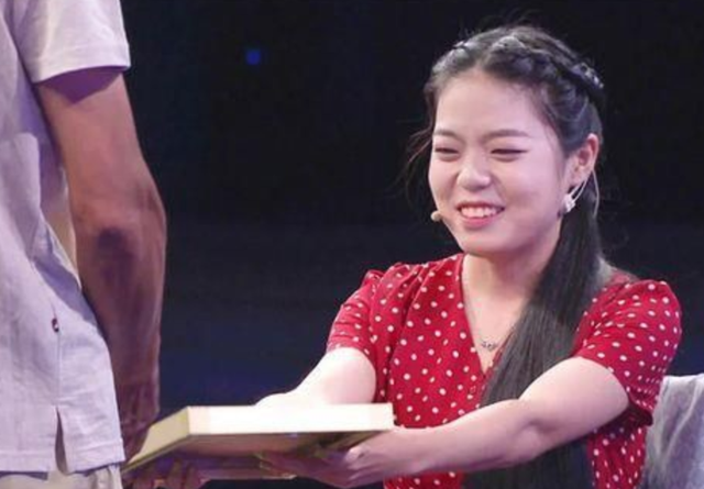 1997年辽宁35岁男子捡到“云朵女婴”，24年过去，她像鲜花一样美