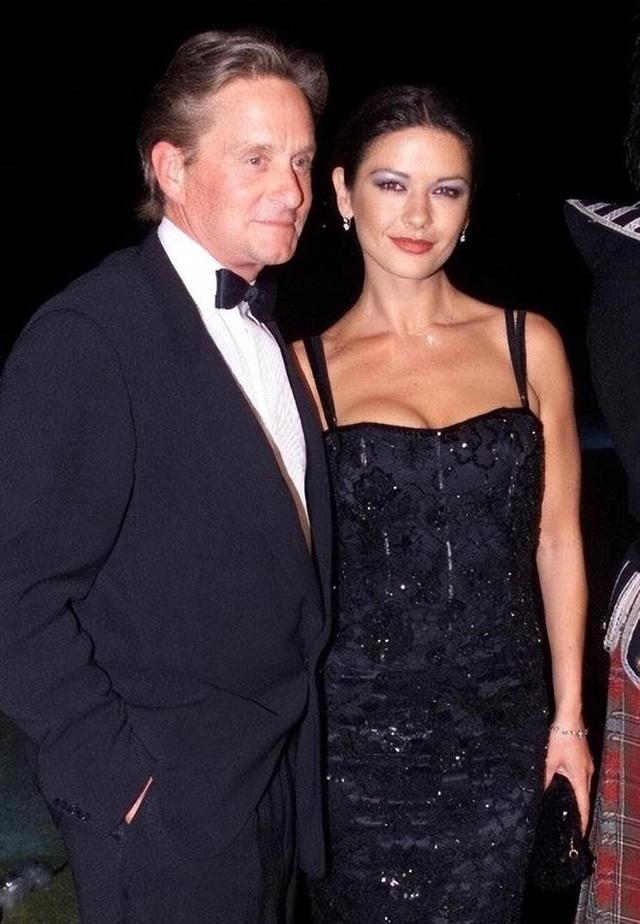 泽塔·琼斯：和花心老公相守22年，儿子遗传她的高颜值