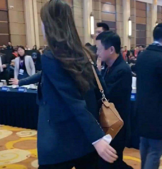 马云的1米9美女保镖,天使面孔魔鬼身材,网友:不出道可惜了