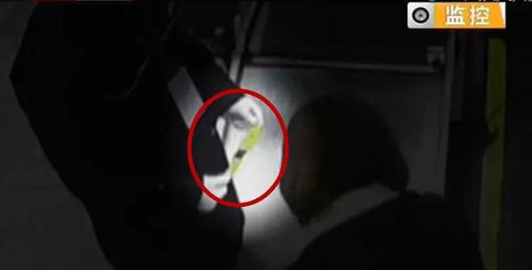 扇警察耳光猛踢民警裆部 女大学生拒绝安检称“最多拘留十五天”