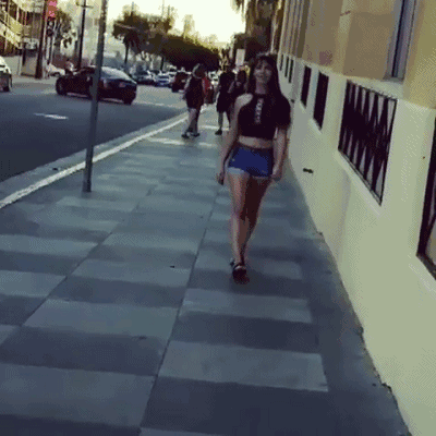 美女们一丝不挂就出门了,竟无人看出这是画的,网友:行为艺术吧