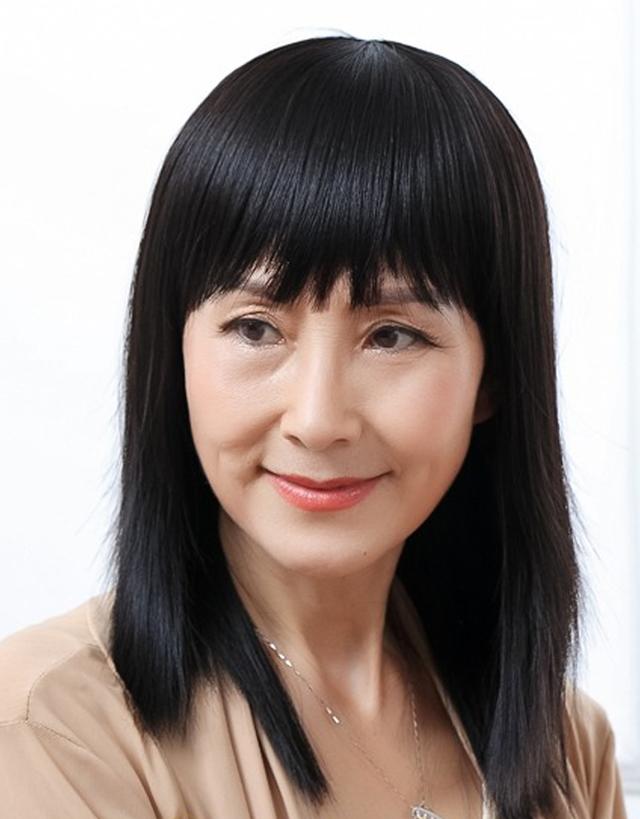 五六十岁女人,留“直发”还是“卷发”?看素人就知道,差别太大