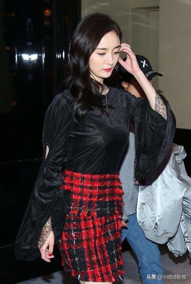 美女——杨幂幂，黑色经典，大秀美胸长腿