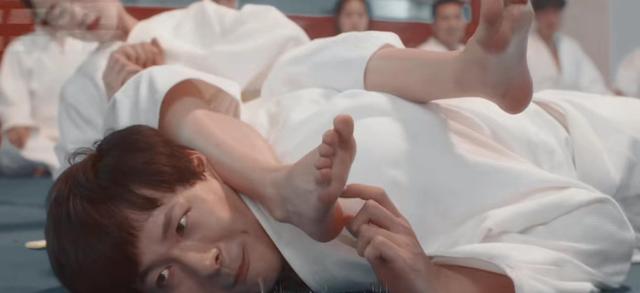 袭胸、摸腿、被偷窥，国产剧里的“糖”，让多少女演员受“工伤”