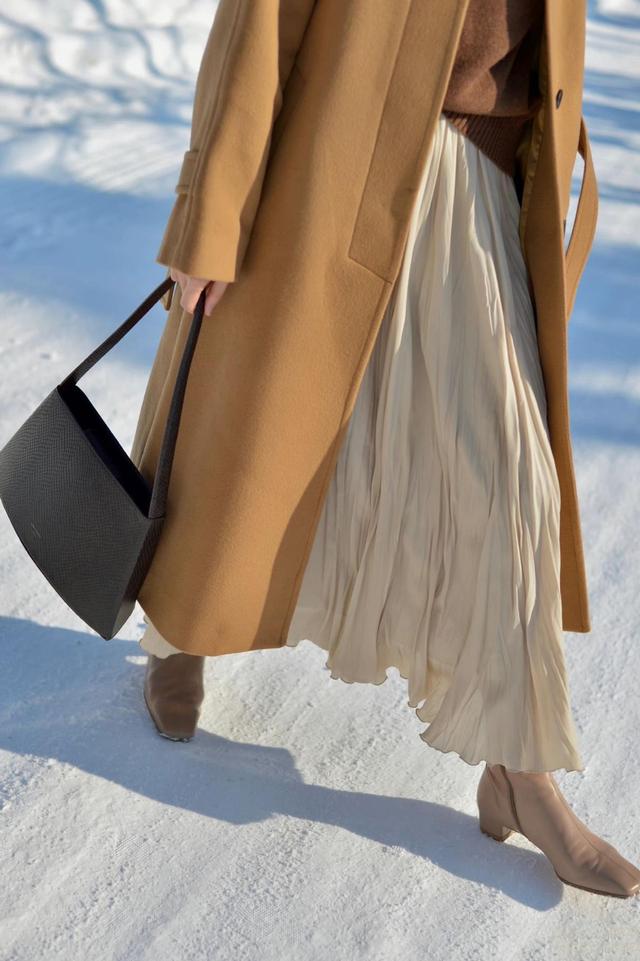 五六十岁的女人，“中粗跟鞋+裙子”，提升穿衣档次又巧妙增高