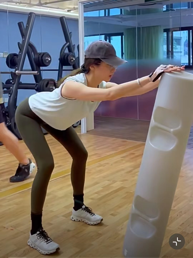 春天到!20位女明星秀好身材,水蛇腰蜜桃臀马甲线,状态集体回春