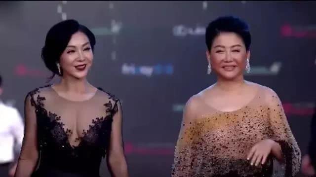 她身价过十亿，是圈里的大姐大，与干儿子传绯闻，如今53岁依旧冷