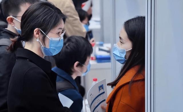 “证明你奶是亲奶”,女生奶奶病危请假探望,HR的要求却很过分