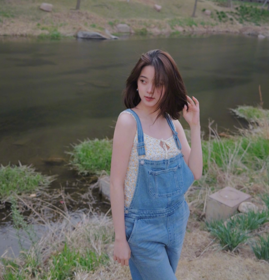 风格大变！欧阳娜娜穿碎花吊带搭配背带裤，却被质疑“没穿内衣”