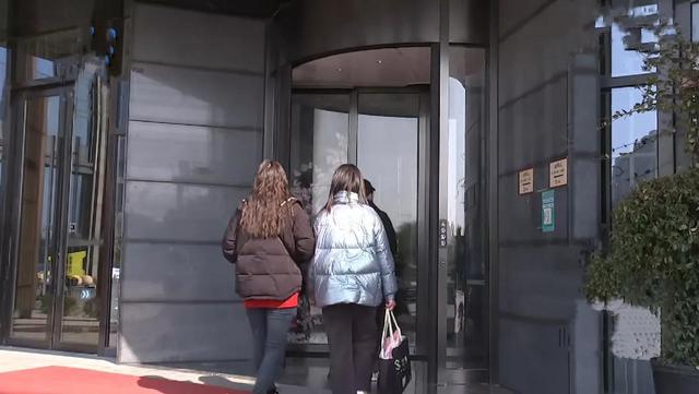 超级尴尬！美女冲澡前在女浴室碰见男员工。经理：时间差