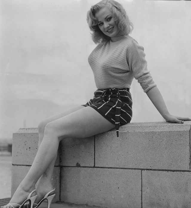 她是红极一时的“英国梦露”，因金发大胸被狂热追捧，却悲惨死去