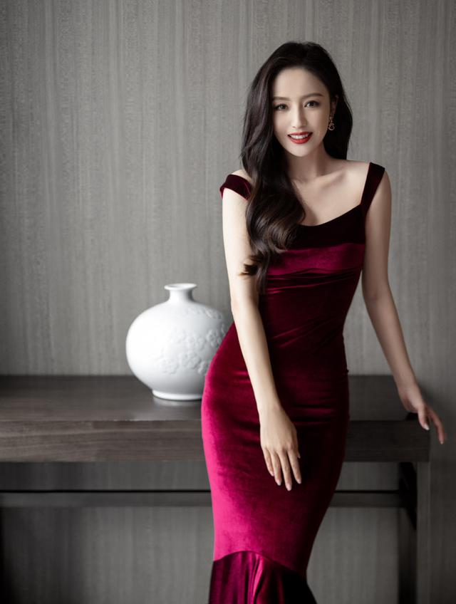 这一天，海清秀美腿，娜扎酥胸半露，却被另一位新疆美女抢了风头