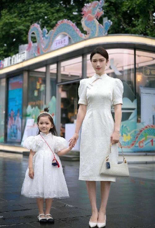 杭州美女好喜欢淑女风,穿的裙子都挺温柔,柔美得像水一样