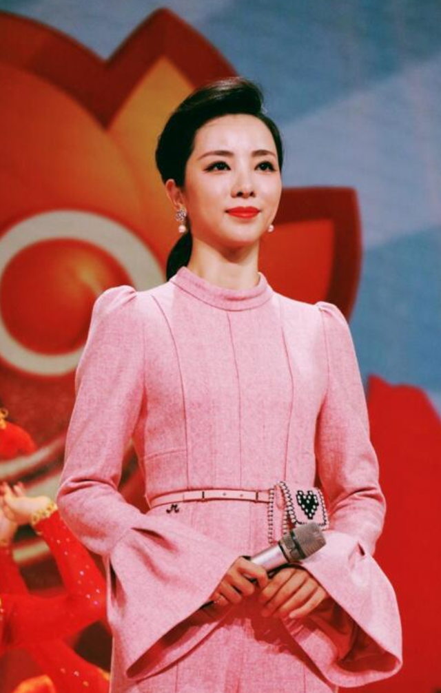李思思：央视历届最年轻的女主持，事业巅峰嫁给初恋三年生二胎