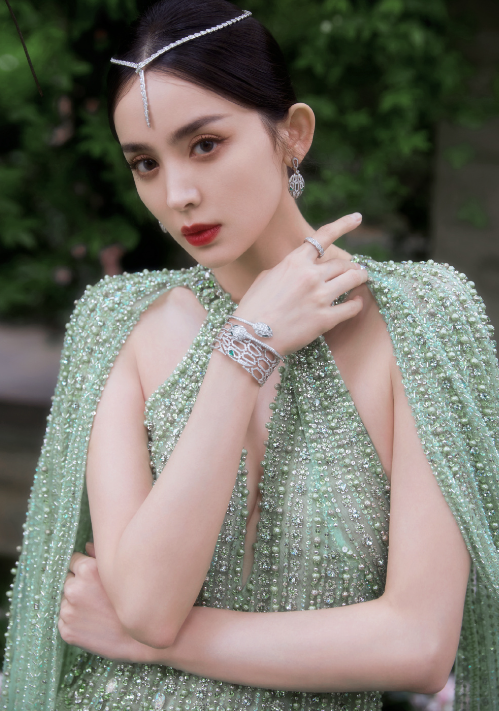 这一天，海清秀美腿，娜扎酥胸半露，却被另一位新疆美女抢了风头