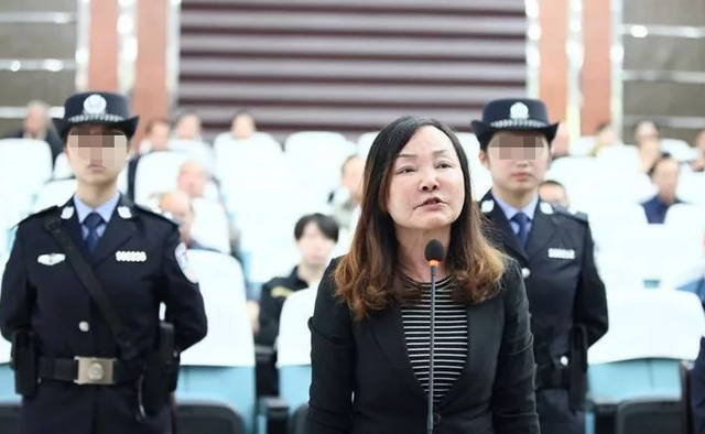 重庆“美女巨贪”被揪出：50岁仍爱年轻小伙，被抓后跪地求饶