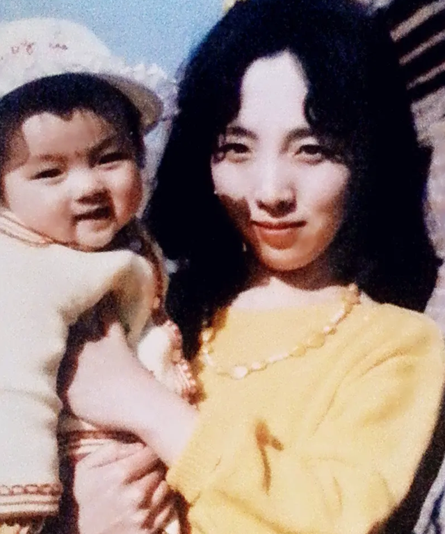 李思思：央视历届最年轻的女主持，事业巅峰嫁给初恋三年生二胎