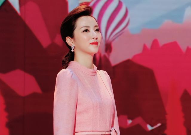 李思思：央视历届最年轻的女主持，事业巅峰嫁给初恋三年生二胎