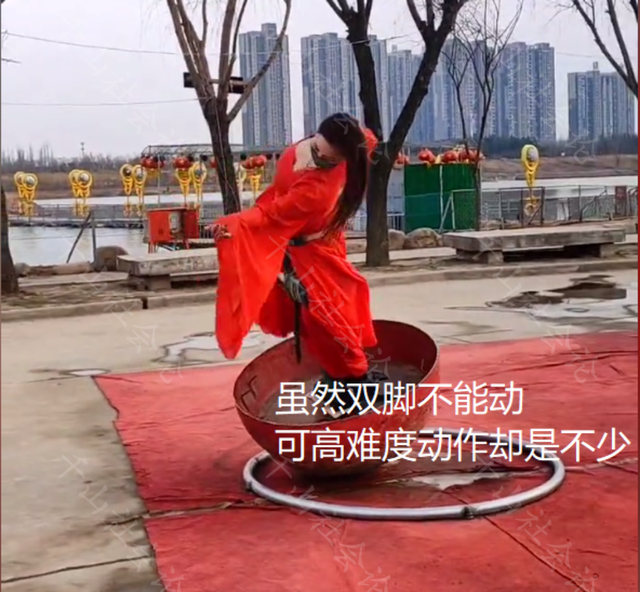 女子一袭红裙当街练舞，身后一位男子看的入迷，气的女友愤然离去