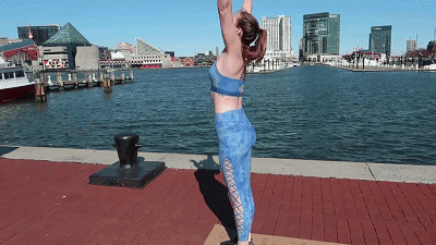 美女们一丝不挂就出门了,竟无人看出这是画的,网友:行为艺术吧