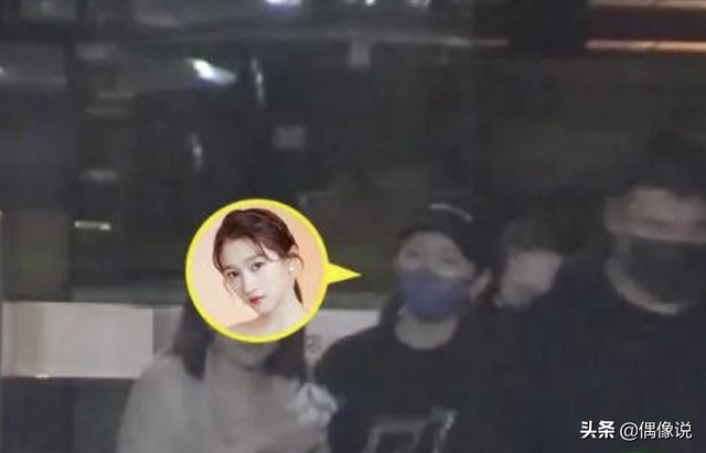 关晓彤深夜醉酒站不稳，被2人搀扶上车，与鹿晗醉酒后的状态一样