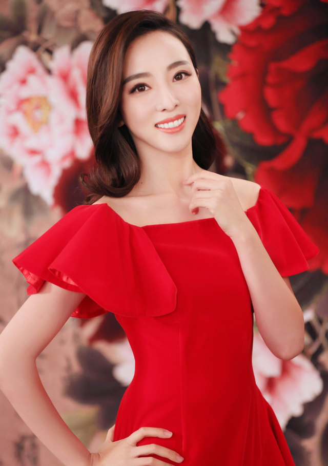 李思思：央视历届最年轻的女主持，事业巅峰嫁给初恋三年生二胎