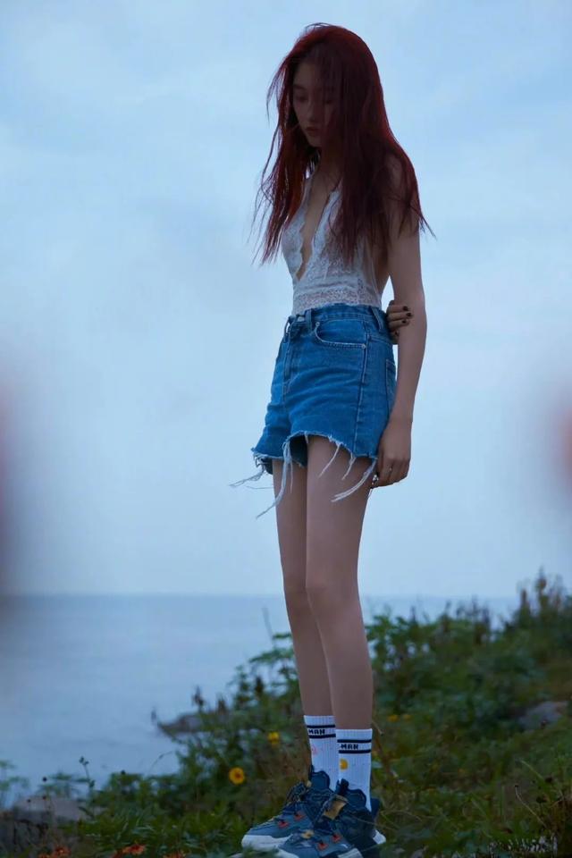 “国民闺女”关晓彤大秀美腿“赢麻了”，黑色薄纱又纯又欲