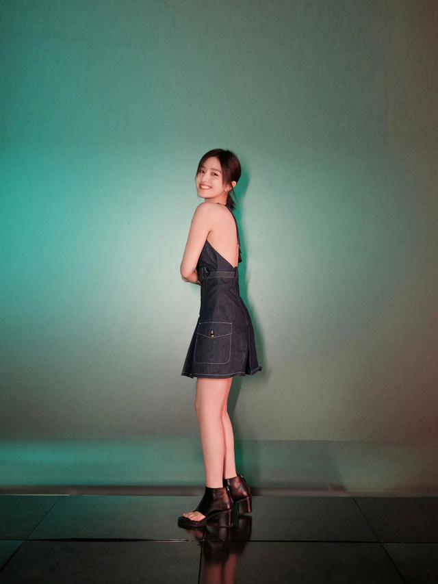 这一天，海清秀美腿，娜扎酥胸半露，却被另一位新疆美女抢了风头