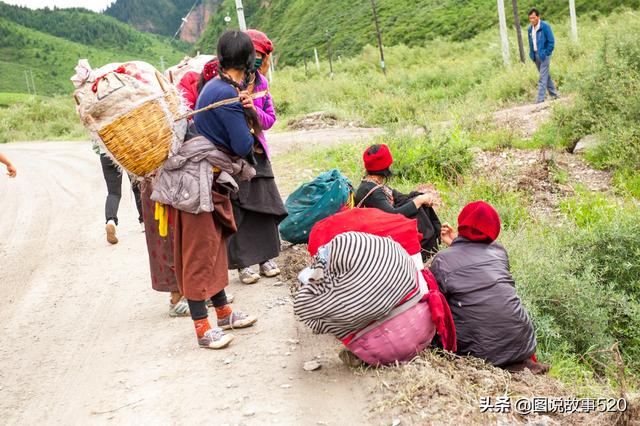 海拔3200米负重50斤，高原上的甘肃女人，太能干了