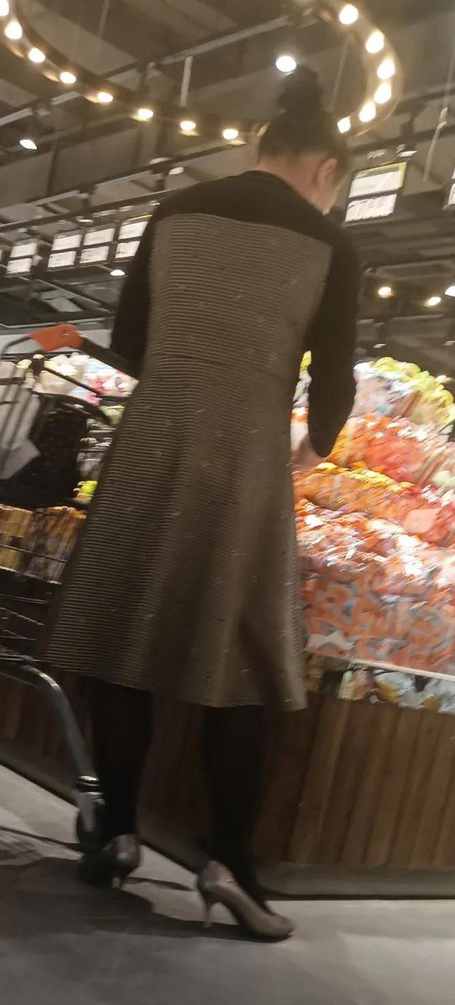 银色高跟鞋美女