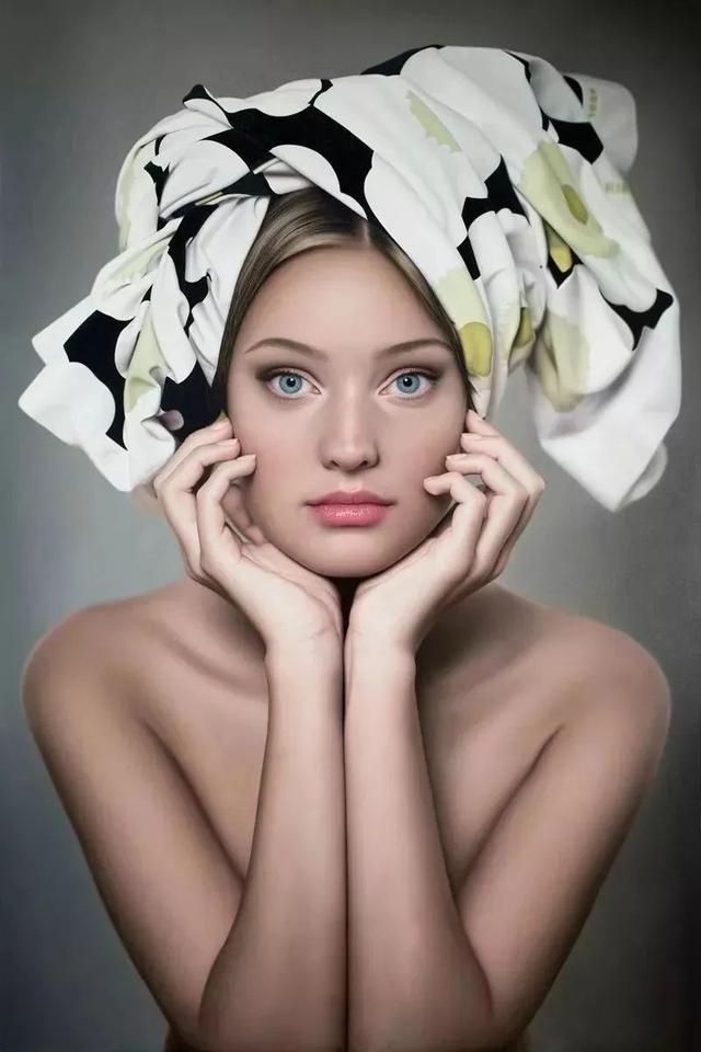 美女超“变态”写实技法，画少女人体很逼真！冷军看了都汗颜