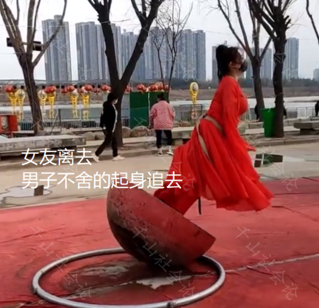 女子一袭红裙当街练舞，身后一位男子看的入迷，气的女友愤然离去