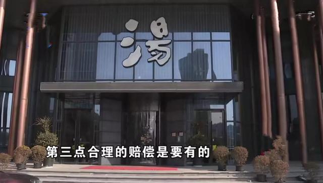 超级尴尬！美女冲澡前在女浴室碰见男员工。经理：时间差