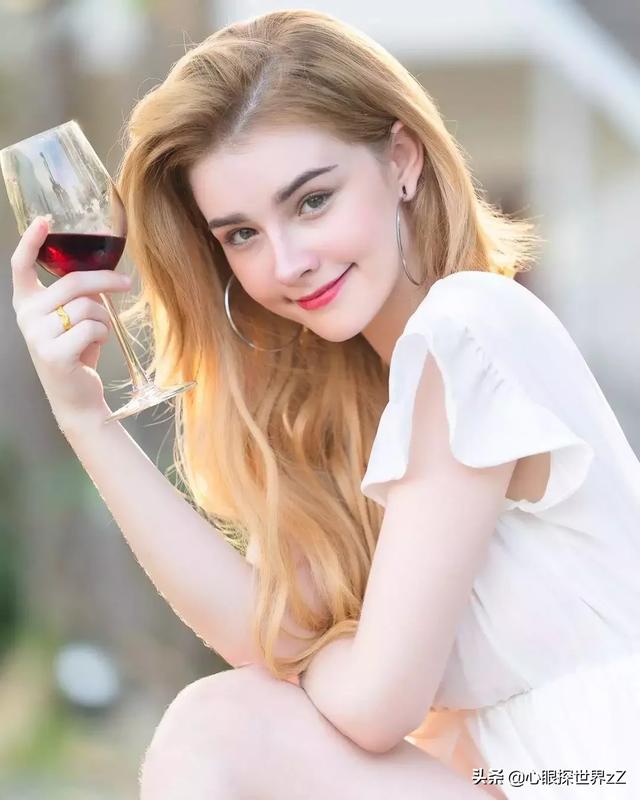 太美！19岁混血美女全网爆红，po出了自己整容的全过程