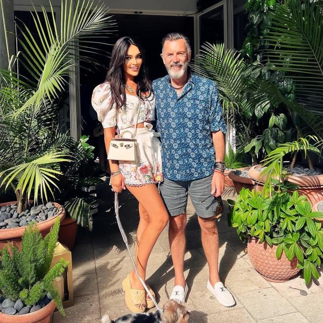 74岁英国富豪开游艇派对，美女云集，小32岁爱妻身姿曼妙还逆生长