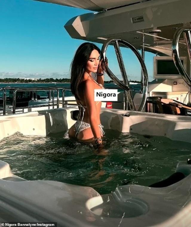 74岁英国富豪开游艇派对，美女云集，小32岁爱妻身姿曼妙还逆生长