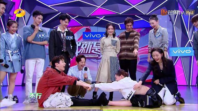 女星穿短裙在快本玩游戏，多次走光仍不换裤子，何炅只能闭上眼睛