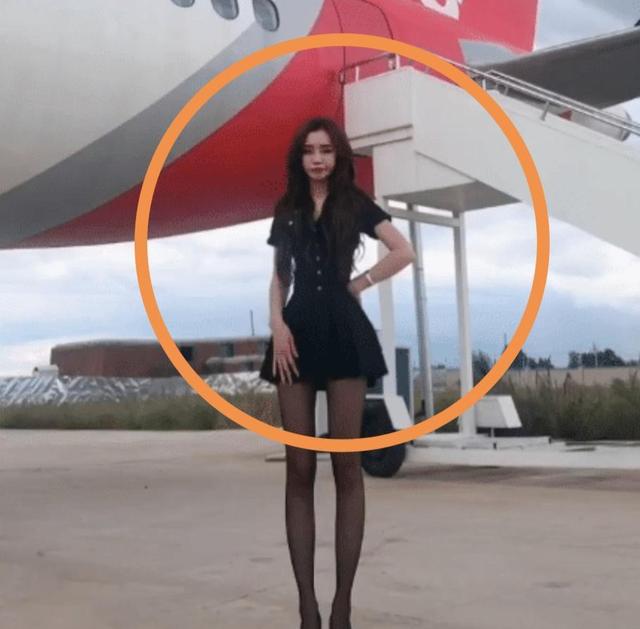 空姐靓照引热议，满屏幕“大长腿”吸睛无数，9头身，就是她吧