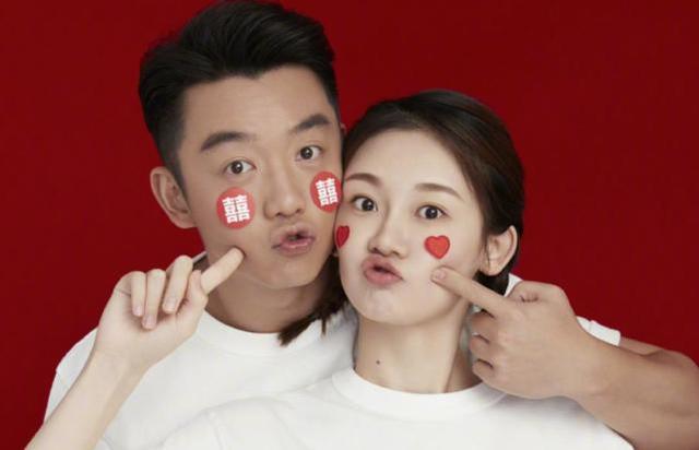 郑恺娇妻苗苗高调走机场，健美裤秀纤细小鸟腿，产后小肚腩消失