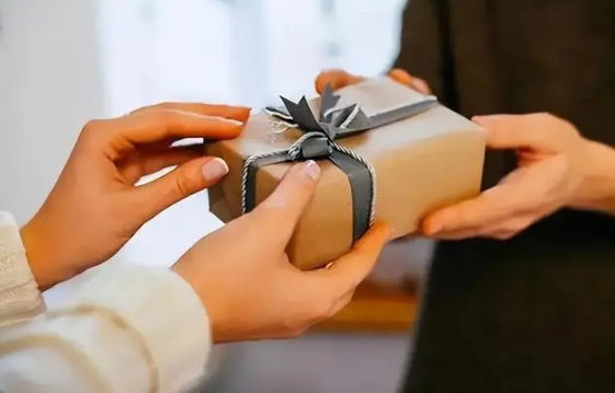 重庆“美女院长”杜晓阳，年过半百钟爱精壮小伙，被捕后下跪求饶