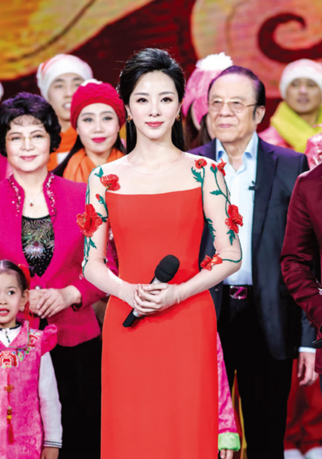 李思思：央视历届最年轻的女主持，事业巅峰嫁给初恋三年生二胎