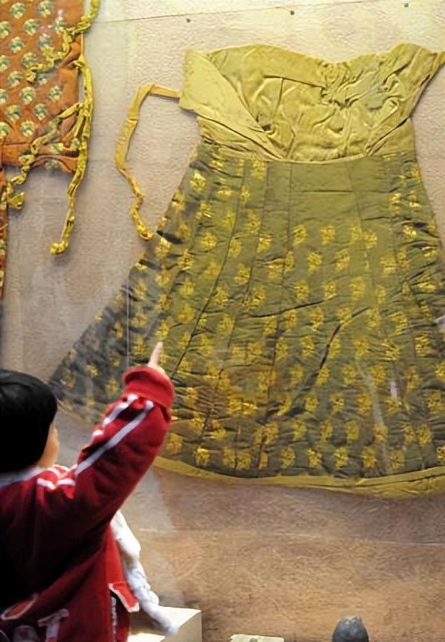 哈尔滨出土“胖脸王妃”，金丝布盖全脸，尸检后揭开残忍死亡真相