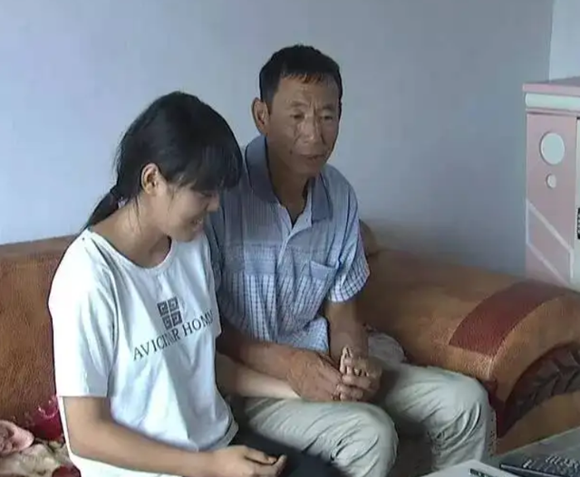 1997年辽宁35岁男子捡到“云朵女婴”，24年过去，她像鲜花一样美