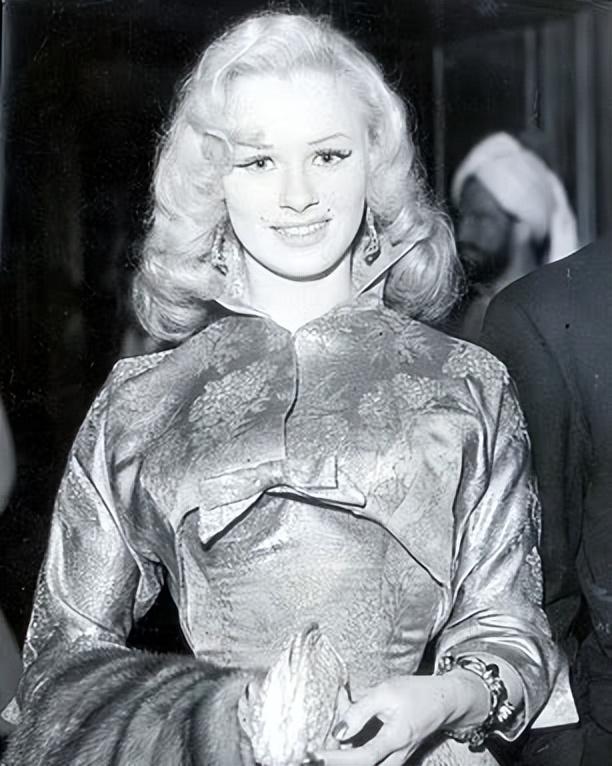 她是红极一时的“英国梦露”，因金发大胸被狂热追捧，却悲惨死去